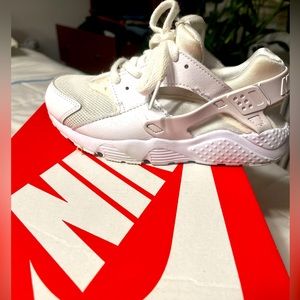 White Nike Huaraches l Girls l Shoes l Size 1 yr